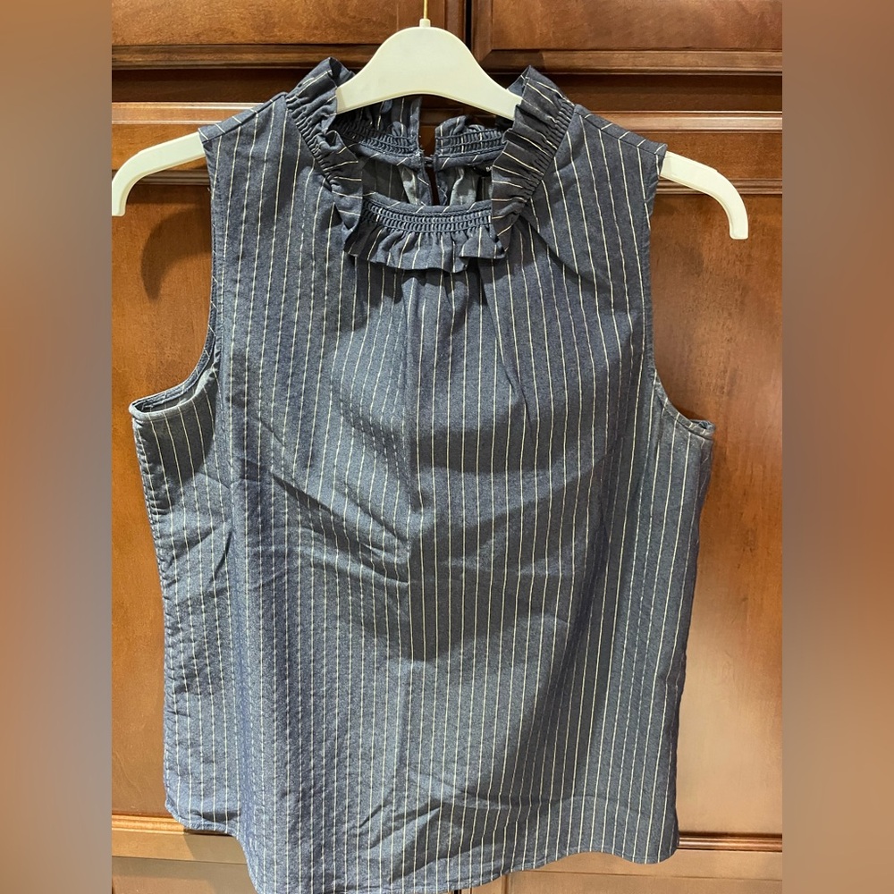 Banana Republic high neck sleeveless top. Size M.